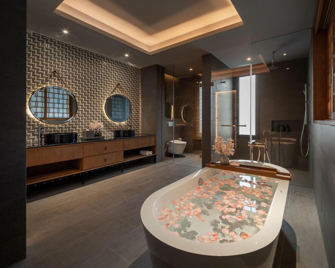 Noku Phuket Hotel Chalong Bagian luar foto Bathroom